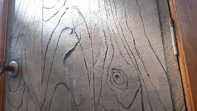 Отделка двери, декоративной штукатуркой.Имитация структуры дерева.