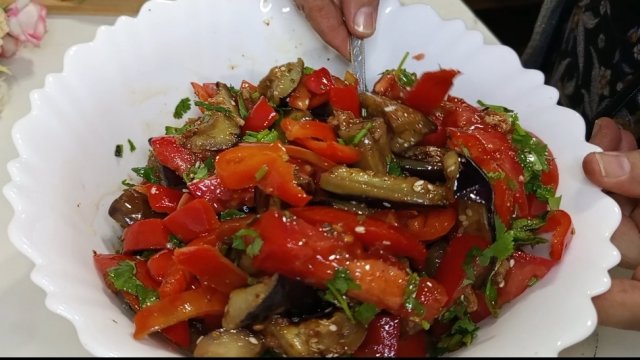 Баклажаны с перцем и помидорами. Таких вкусных баклажанов я ещё не ела.