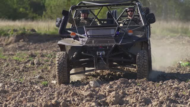 Легкая тактическая машина Тракар на полигоне