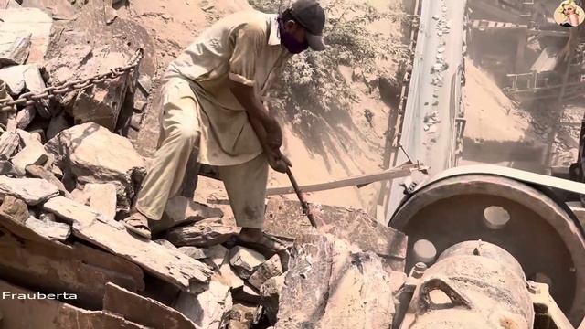 Строительство, дробление щебёнки