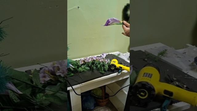 Подготовка цветов для венка