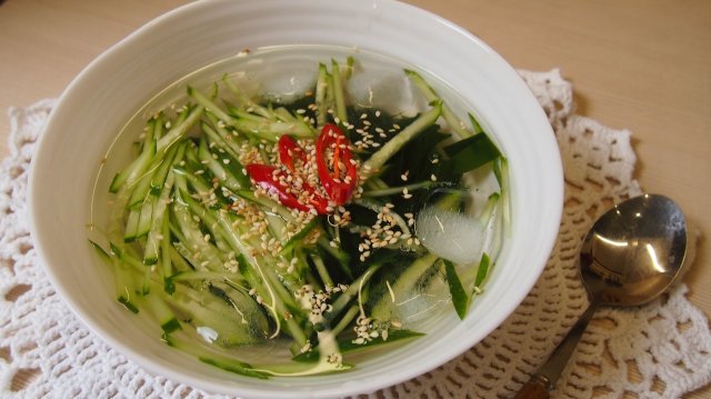 Корейская кухня: Холодный суп из огурцов и водорослей "миёк" или ои миёк нэн гук (오이미역냉국)