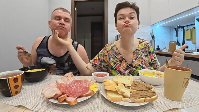 Мукбанг в жизни ЗАСТОЙ, когда финансы поют РОМАНСЫ) Недооценила Вована! Семейный обед в России