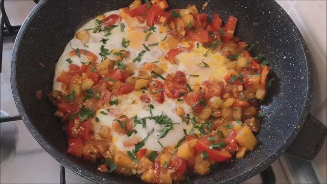 Баклажаны на сковороде с ПЕРЦЕМ ПОМИДОРАМИ и ЯЙЦАМИ НЕРЕАЛЬНО ВКУСНО и ПРОСТО