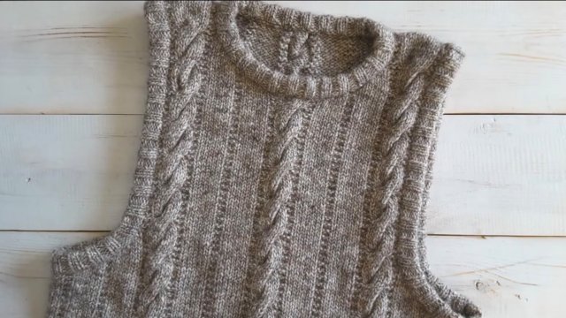Жилет спицами