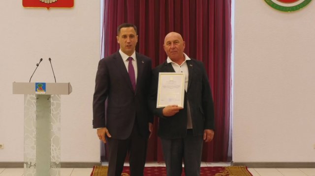 Многих пассажиров они уже знают в лицо, и тепло здороваются с ними, как со старыми друзьями