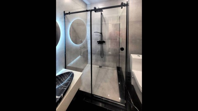 Стеклянная душевая кабина с черной фурнитурой