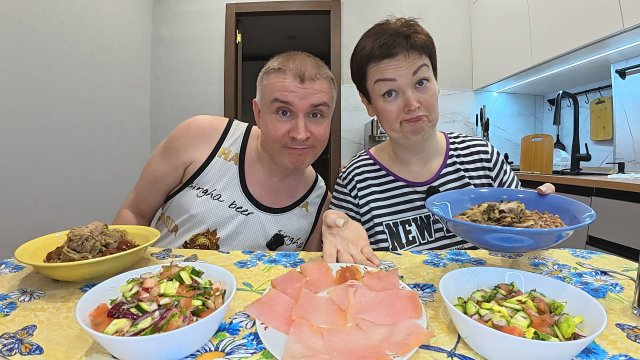 Мукбанг проверила Ваши ДОГАДКИ! ХОРОШИМ быть ВЫГОДНЕЕ чем плохим! Болтаем за Семейным ужином Россия