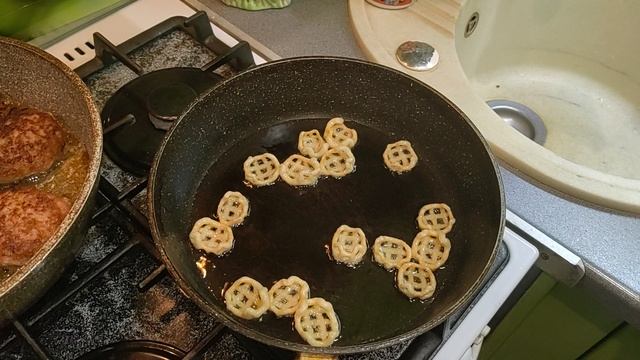 Жарю котлеты и снеки.