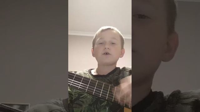 играю на гитаре