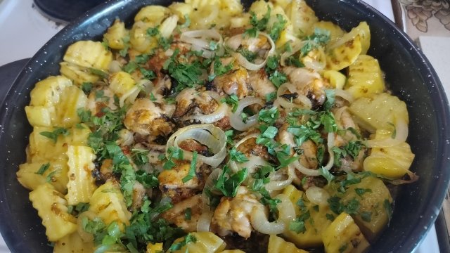 Вкусный обед, ужин с куриными крылышками для всей семьи.