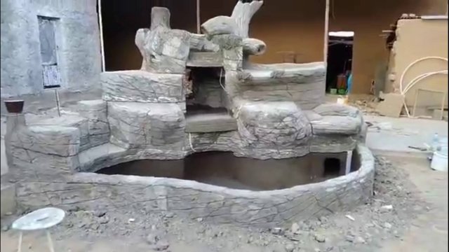 фонтан во дворе в виде декоративной скалы из арт бетона мастерская Бека.