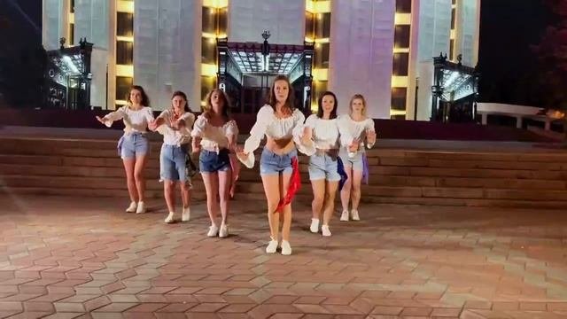 Девушки танцуют бачату