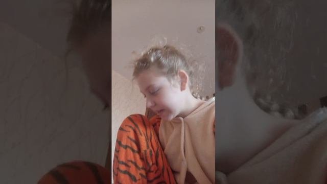 угадывает персонажей с Алисэй