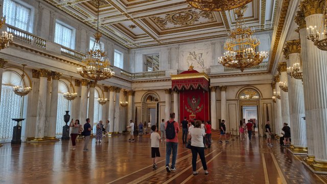 В Эрмитаже, что внутри.