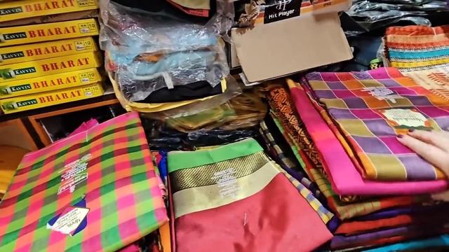 Выбираем 30 сари для индийских девушек. Глаза разбежались! Муж пытается мне помочь.