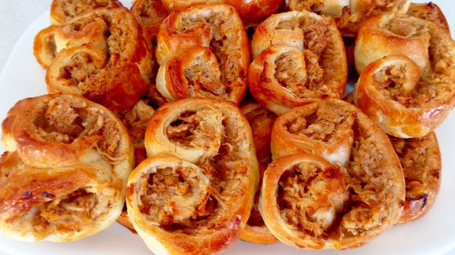 Булочки из готового слоёного дрожжевого теста с яблоками 🍎 и корицей