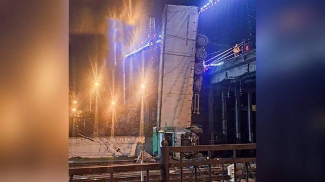 В Симферополе один человек пострадал в результате падения фуры с моста