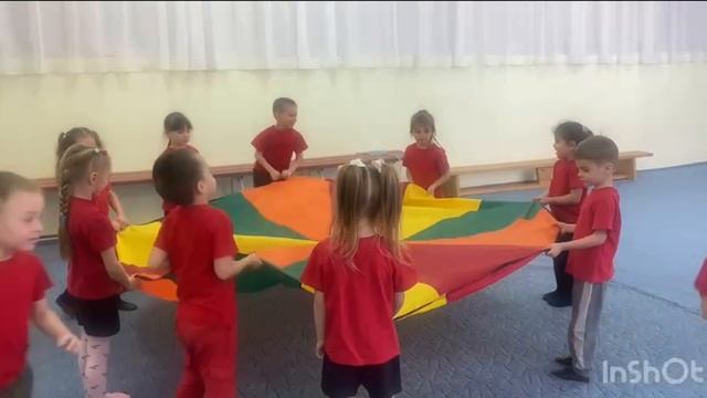 Занятие с игровым парашютом