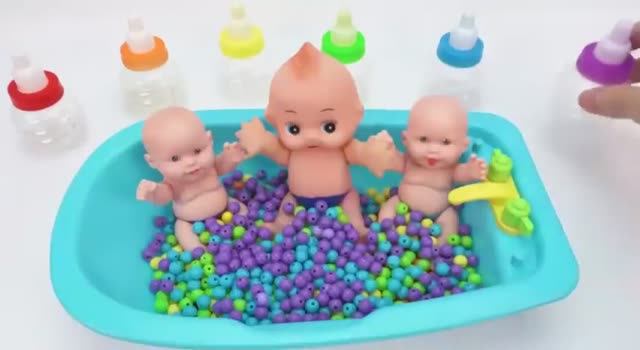 Интересное Детское видео как смешивается конфеты и делается радужная ванна АСМР Часть 2