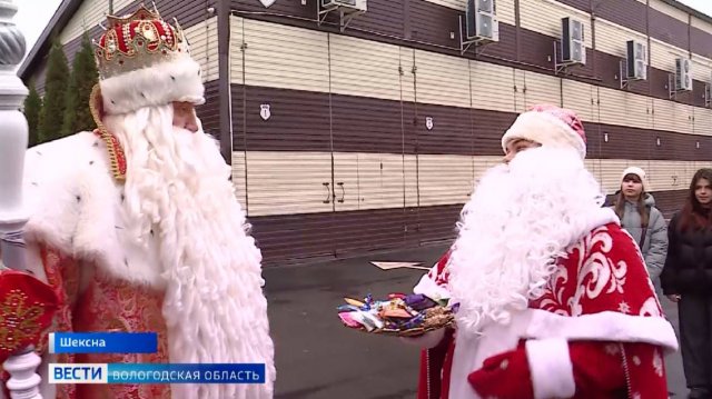 Российский Дед Мороз лично проверил ход сборки сладких подарков на кондитерской фабрике в Шексне