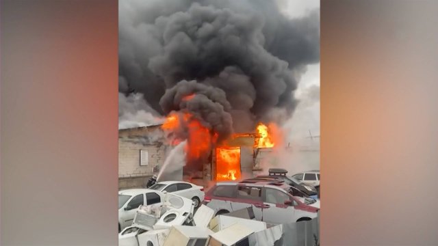 Мощный пожар охватил автосервис на юге Москвы