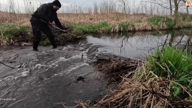 Строительство, расчистка  русла  реки