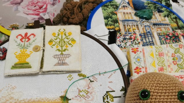 Рукодельные будни октября. Влог. #вышивка_крестом #вышивка_на_пластике #вязаныеигрушки