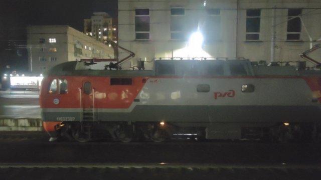 из окна поезда ст. Рязань 1 | ЭП2К-338 с поездом №32 Москва–Орск и 3ЭС6-1601 с грузовым