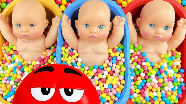 Мультики для детей. Смешиваем шарики в ванночках с куклами. Смотреть онлайн для детей и малышей.