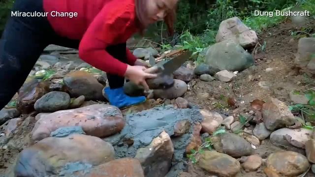 Девушка в одиночку строит мост.