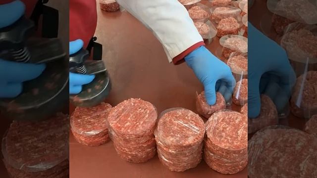 Штампует котлеты.