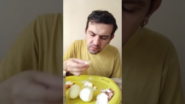Мукбанг обжор завтрак на обед вареные яйца с майонезом