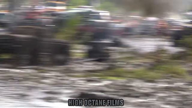 Грузовики в открытом болоте.