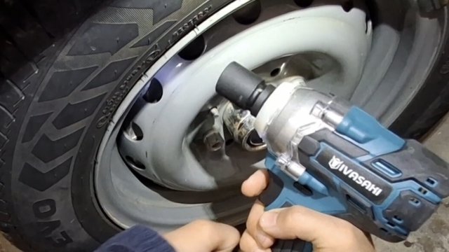 Купил новый инструмент для работы / обзор . гайковерт для замены колёс.