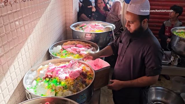 Молочный коктейль Falooda .