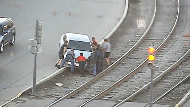 БЕСЦЕННАЯ ПОМОЩЬ ВОДИТЕЛЕЙ НА ДОРОГЕ