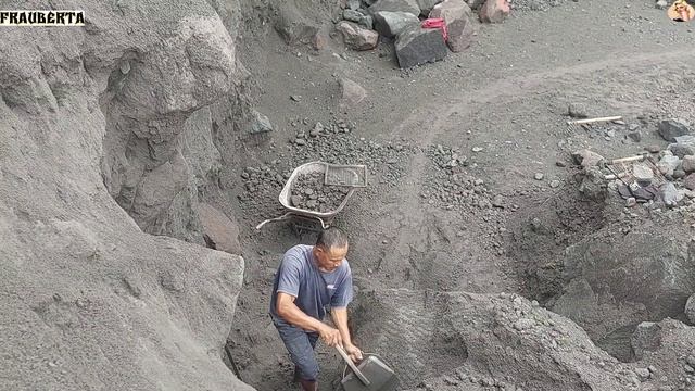 Строительство, шахтёры просеивают песок