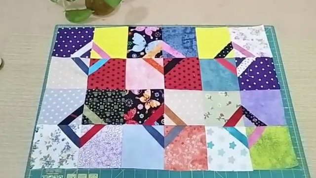 Как сшить красивое и сногсшибательное лоскутное одеяло из разноцветных квадратиков ткани.