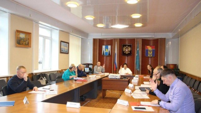 Макаровские депутаты от ЕР вдвое повысили цену за Найм жилья и признали свою власть /Публичной/