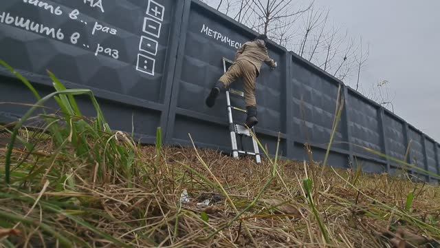 Граффити. Школьные напоминалки на заборе