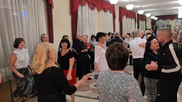 Эти розы для тебя... 02.11.25...