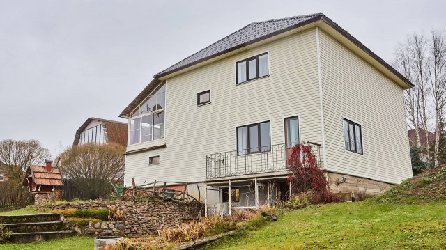 Основательный дом с видом на долину реки