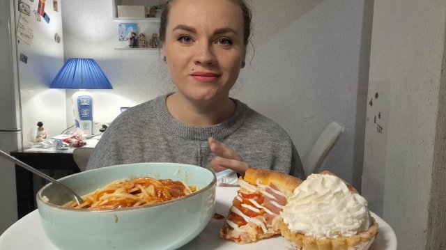 Мукбанг спагетти с соусом, пицца #обед #мукбанг