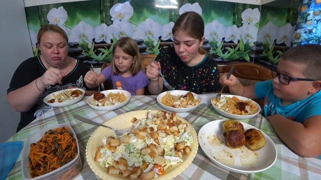 мукбанг. приготовила салат из того, что было,  и котлеты покупные