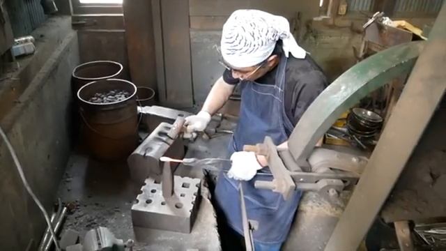 Кузнечное дело. Ложка, изготовленная мастером в старой мастерской в Киото.