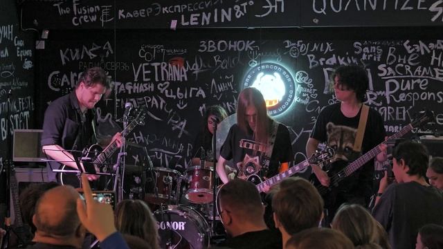 Младшая играет на барабанах