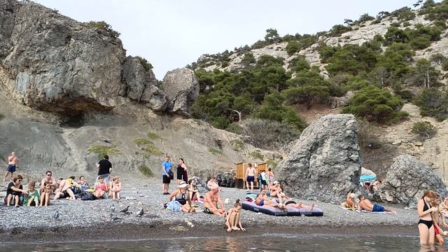Царский пляж в Голубой бухте возле Нового Света (Крым).
