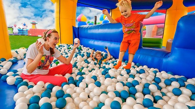 Влад и Ники играют в надувном замке и другие веселые челленджи для детей!