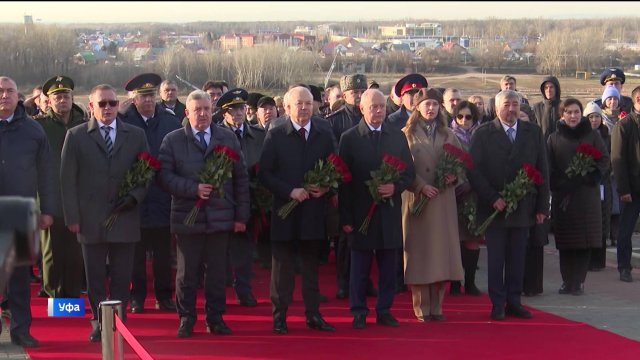 Глава Башкортостана возложил цветы к Монументу Дружбы в честь Дня народного единства